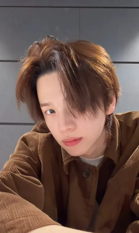 Instagram, TWS, Shinyu, cabelo rosa, cabelo cor-de-rosa, primavera