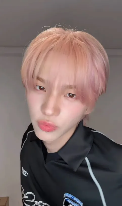 Instagram, TWS, Shinyu, cabelo rosa, cabelo cor-de-rosa, primavera