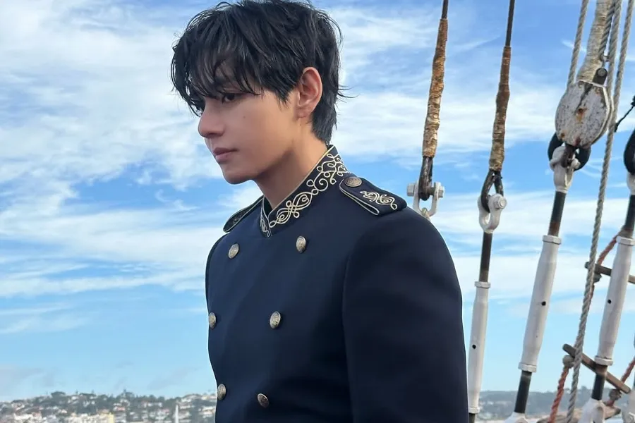 “Os que não sabem inglês” — V do BTS aparece mergulhado nos estudos de inglês… até RM se impressiona