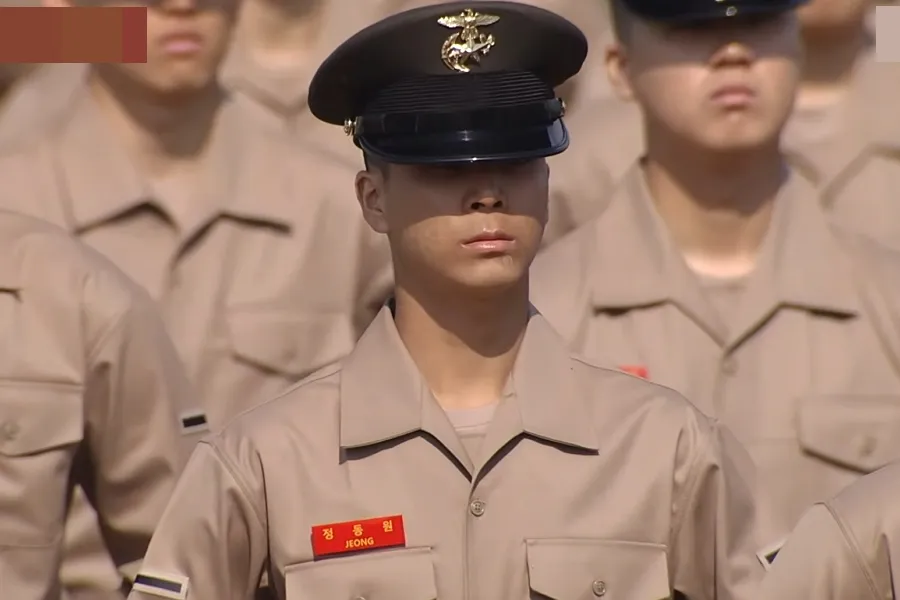 เปลี่ยนไปอย่างสิ้นเชิง…จองดงวอน ปล่อยออร่าทหารในพิธีจบการฝึกนาวิกโยธิน