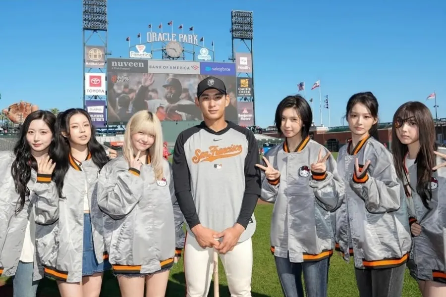NMIXX singgah di Oracle Park untuk Lee Jung Hoo, hingga berfoto kenangan