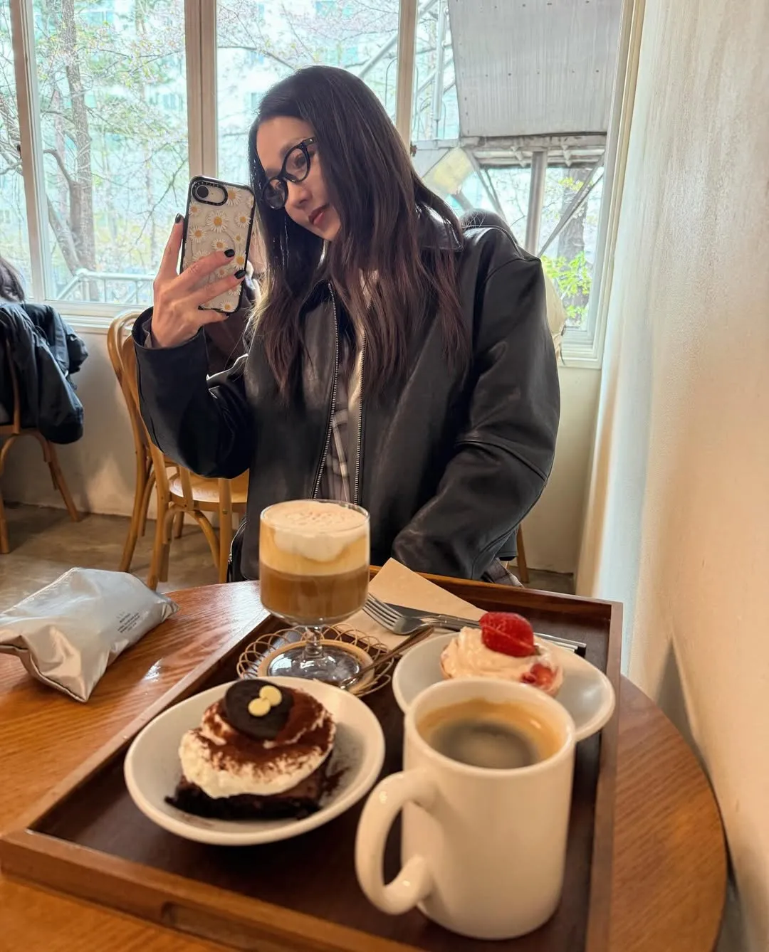 Lee Jin, Sung Yuri, Instagram, Fin.K.L, Date, Yeonnam-dong