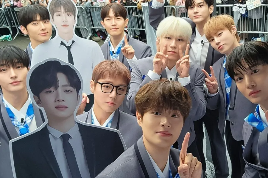 Wanna One chụp ảnh tập thể trong đồng phục… Kang Daniel và Lai Kuanlin gây chú ý