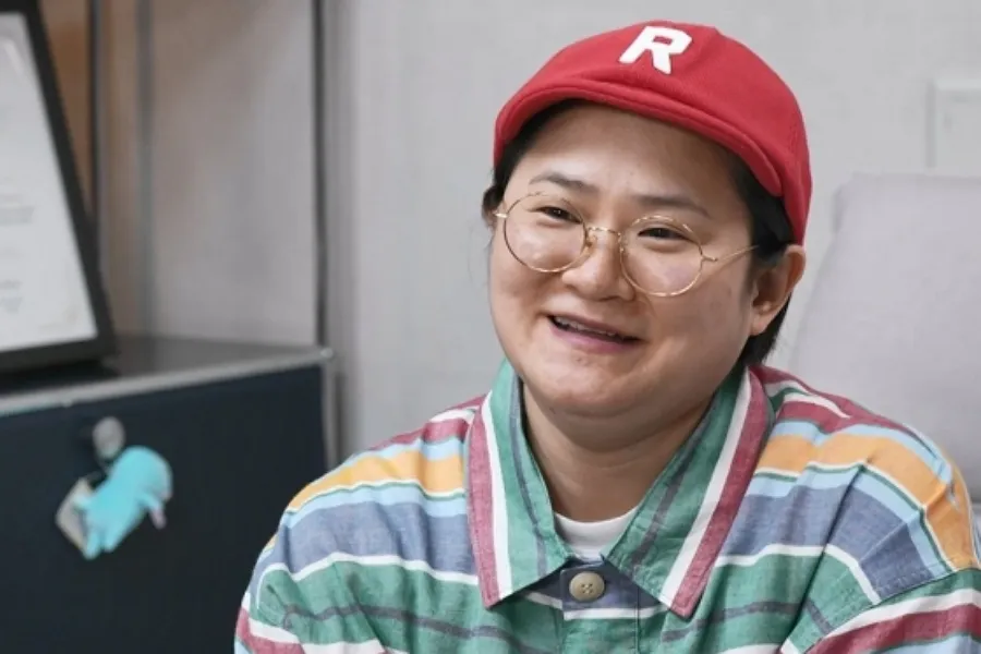 Parada como estátua diante da panela de arroz: o “cotidiano real” de Kim Shin-young chama a atenção