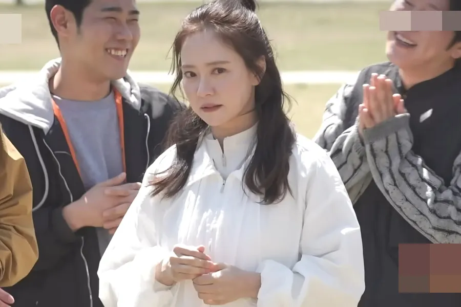 'Polêmica do biombo' superada por Song Ji-hyo… experiência comprovada ao participar de todos os esquetes