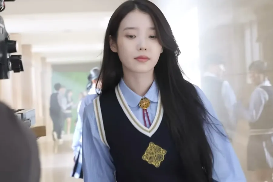 ไอยูสวมชุดนักเรียนใน พระชายาแห่งศตวรรษที่ 21…ลุคหน้าเด็กจนลืมอายุ เป็นที่จับตา