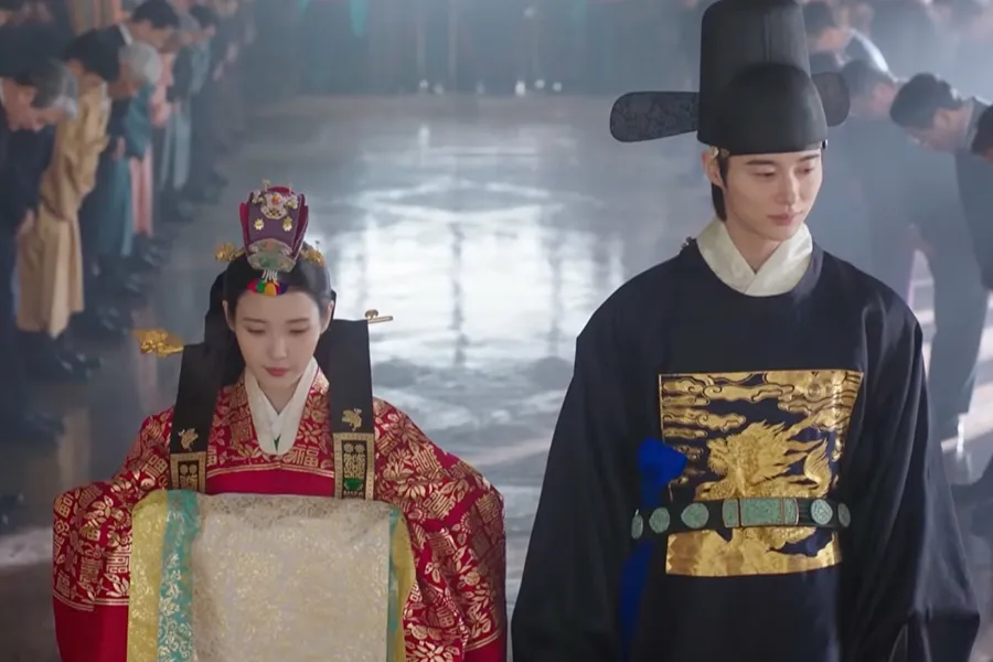 IU trong 'Phu nhân Đại Quân', ngất xỉu giữa lễ cưới với Byeon Woo-seok… cái kết gây sốc