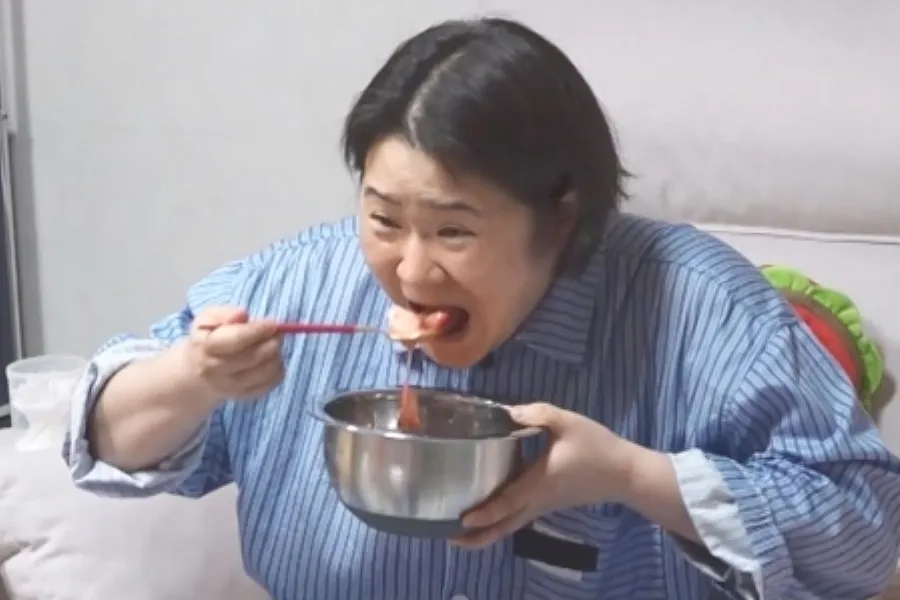 If I'm sick, I gotta eat! Shin-young Kim's giant-bowl 'healing feast' turns into an epic mukbang on 'I Live Alone'
