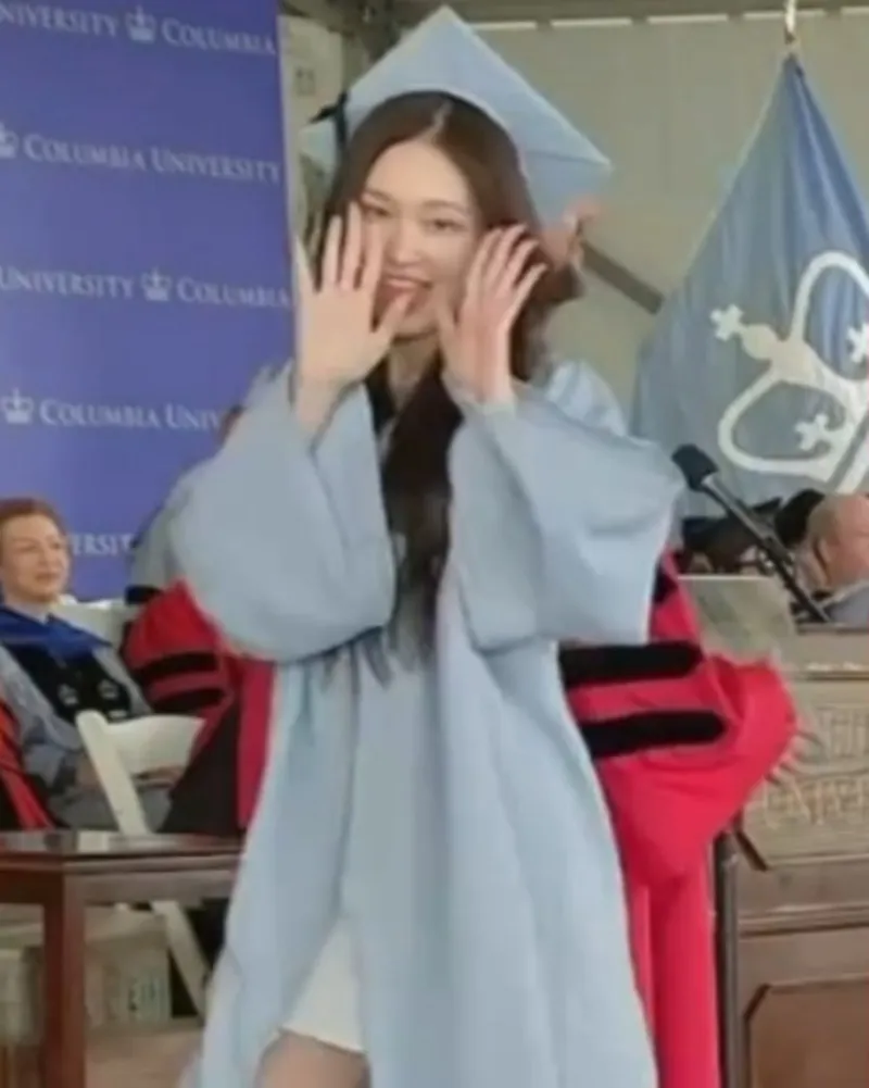 Shinsegae heiress Annie of All Day Project spotted at Columbia University commencement — "DAYONE, I love you!"