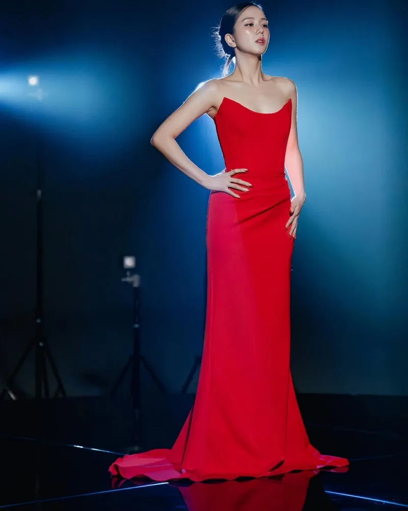 BLACKPINK's Jisoo Goes Viral For Flawless Updo — Red Dress Look Is 'Perfect'