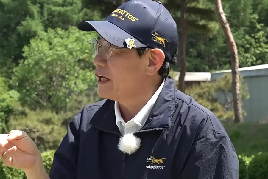 Comedian Lee Kyung Kyu Shuts Down “Health Scare” Rumors — “My Voice Was Hoarse Because I Was Fuming”