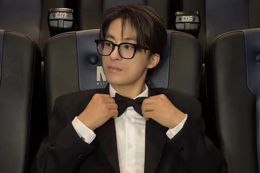 Viral Shock: Koo Kyo-hwan Accidentally Hits a Fan During 'colony' Stage Greeting, Then Hugs Them
