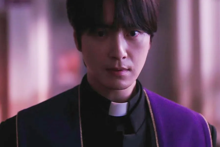 穿上神父服的李浚赫，預告《覺醒》陰冷的靈異驅魔