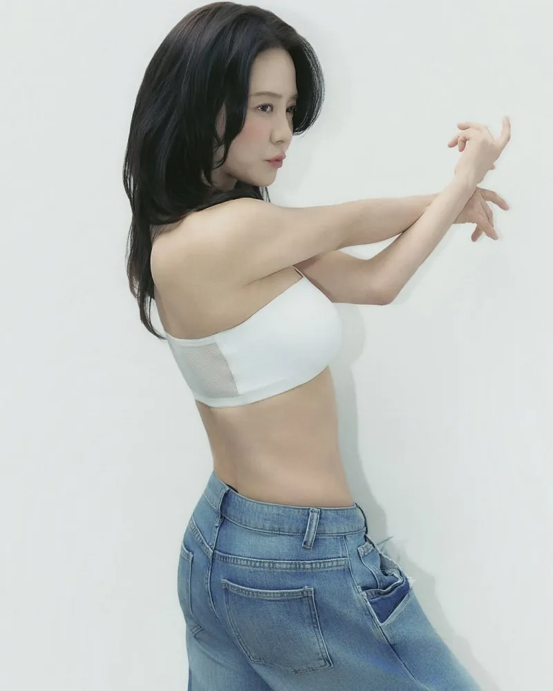 Song Ji-hyo tampilkan pesona sehat hanya dengan bra top dan jeans