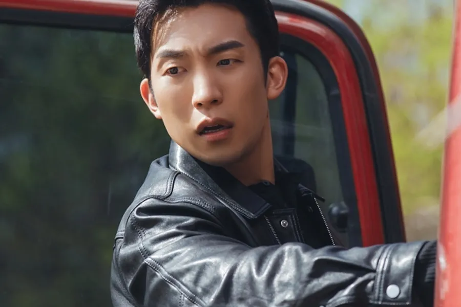 Lee Sang-yi’s ‘Married Woman Killer’ Stills Go Viral For ‘Textbook Detective’ Visuals — His Powerful Aura Steals The Show