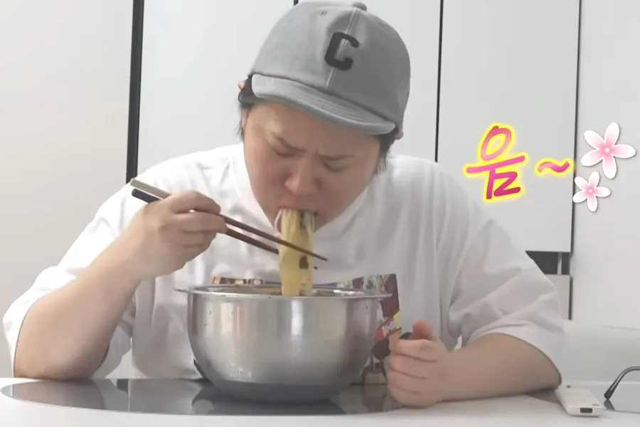 From Morning Pork Belly To Window Cleaning — 'I Live Alone' Kim Shin-young Can’t Even Rest On Her Day Off?