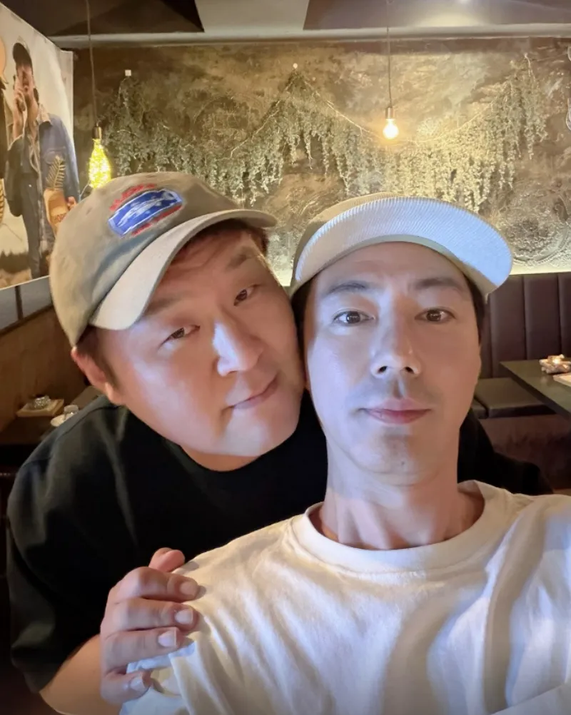 Yoon Kyung-ho Goes Cheek-To-Cheek Behind Jo In-sung In Surprise Meet-Up — A Warm ‘Friendship Shot’ Fans Can’t Stop Talking About