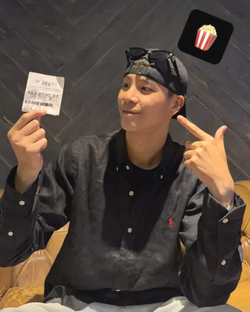 Jeong Dong-won giữa thời gian phục vụ tại Thủy quân lục chiến, gửi cập nhật 'đáng mừng' từ rạp chiếu phim