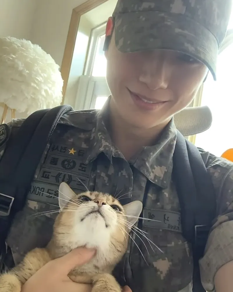 Kang Daniel On Military Leave Melts Fans With A Bright Uniform Smile — Certified "Elite Cat Dad"