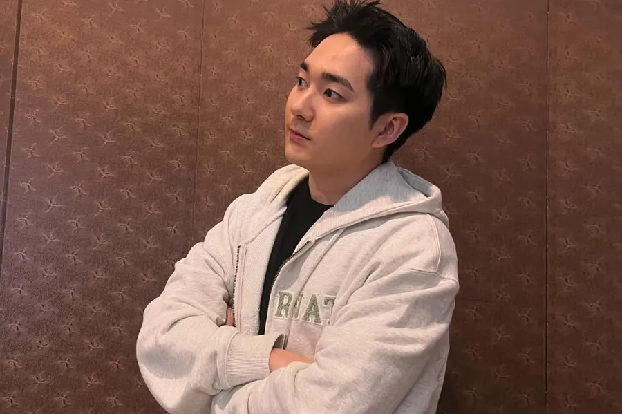 '뉴이스트 출신' 아론, 회사원 근황 공개 "오늘도, 내일도 출근"