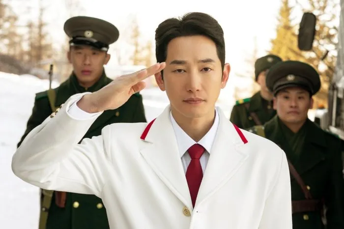 Park Si-hoo regresa a la pantalla tras 10 años con una intensa transformación como oficial norcoreano en 'La Banda de Dios'