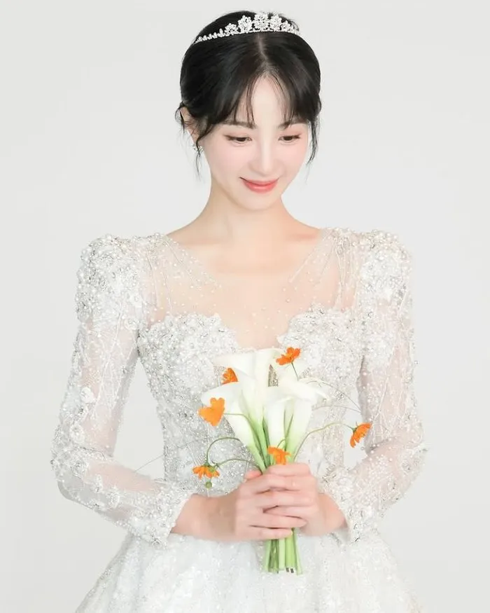 La novia de seda pura, Jung Hye-sung, revela su vestido de novia soñador... 'Pensé que realmente se casaba'
