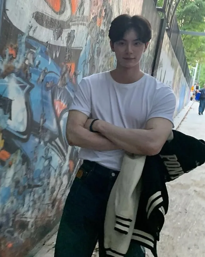 Lee Chae-min’s Casual Street Look Sparks Fan Frenzy — Urban Vibes Take Over