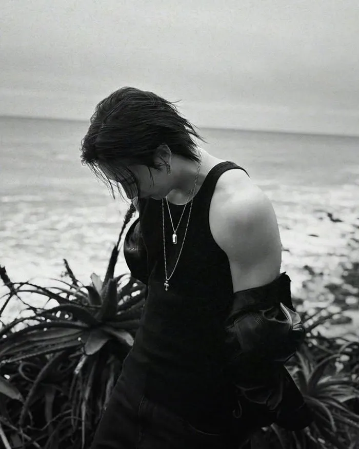 Stray Kids’ Bang Chan Shows Off His Arm Muscles and Shoulders — Fans Ask, “Can I Swim?”