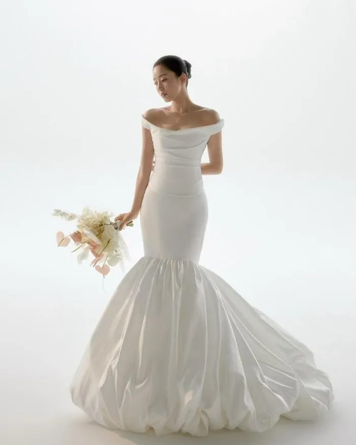 Ham Eunjung, la musa del director Kim Byungwoo, deslumbra como la "novia de noviembre" en un vestido blanco puro