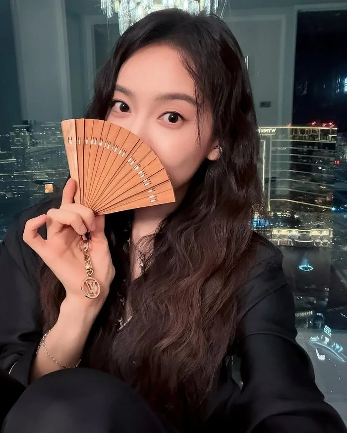 Victoria de f(x), incluso en pijama irradia elegancia con un abanico en mano