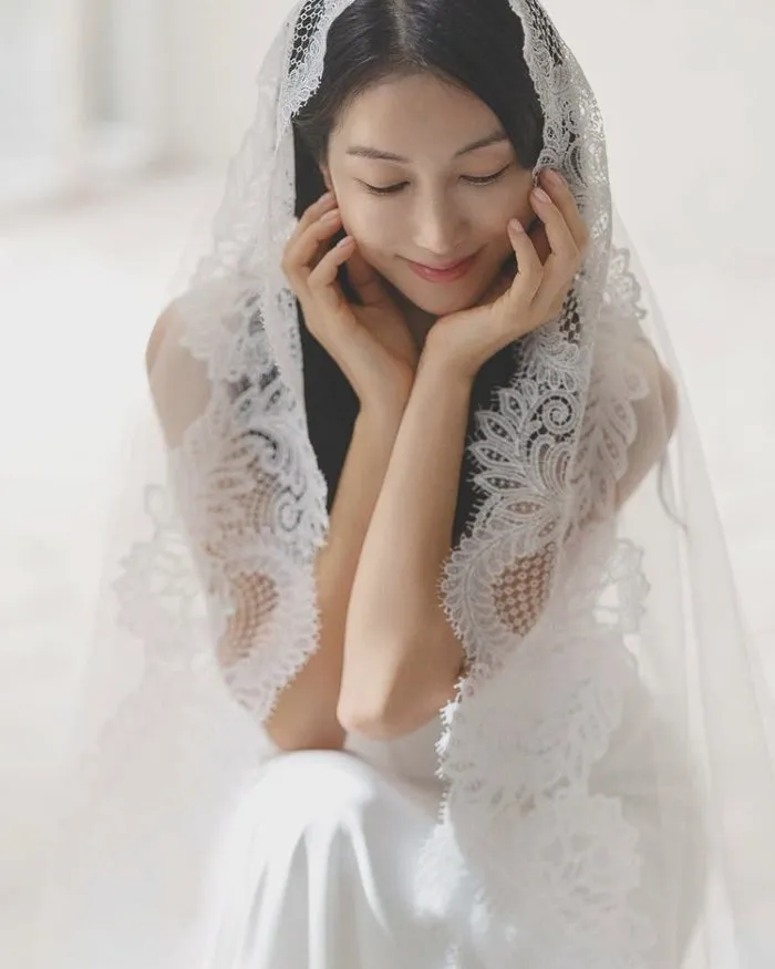 Kim Ok-vin, la “novia de noviembre”, deslumbra con un vestido blanco como la nieve… visuales de auténtica diosa