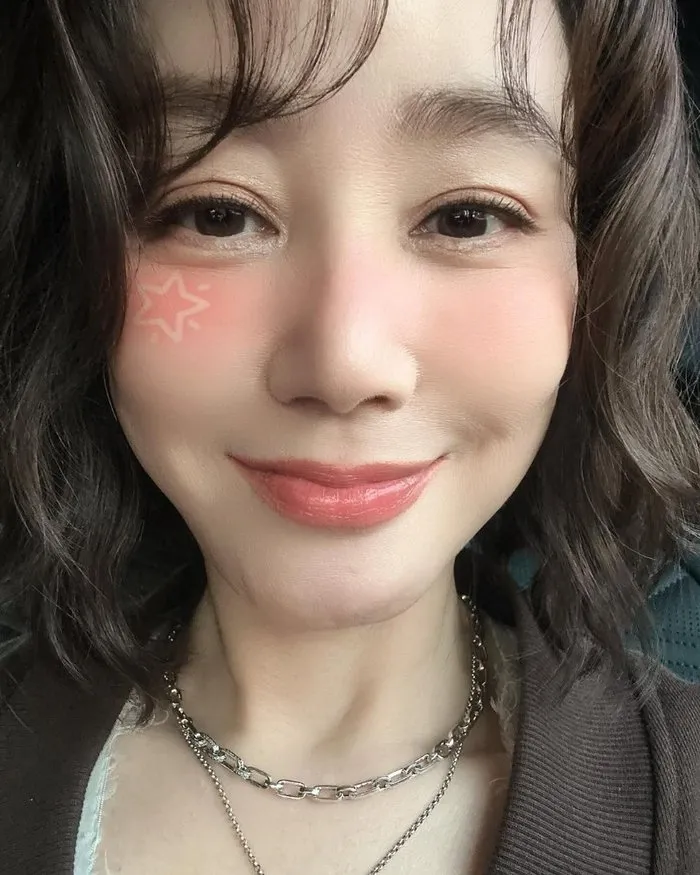 キム・ソンリョン、時を逆行するビジュアル…"ヒップ"全開の近況にファンが歓喜