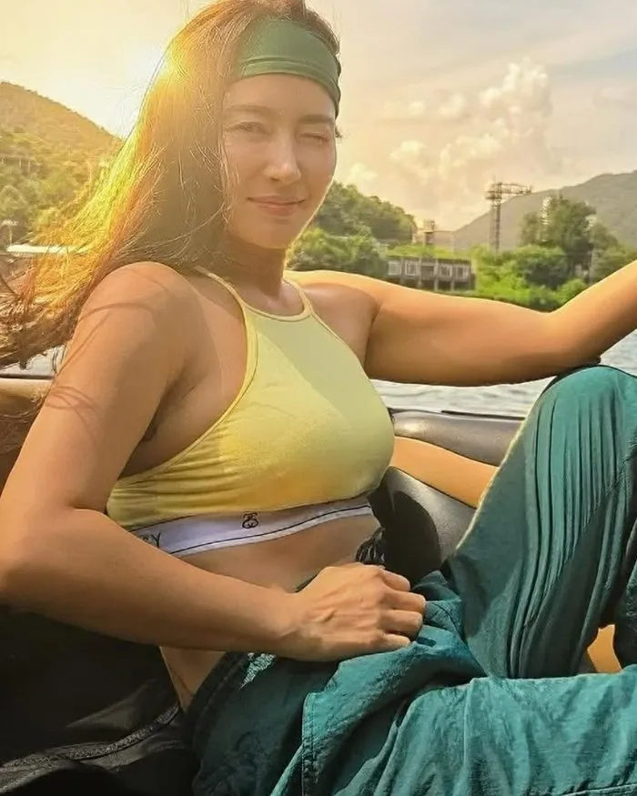 Hwangbo recuerda el verano y deslumbra con su figura perfecta junto al lago