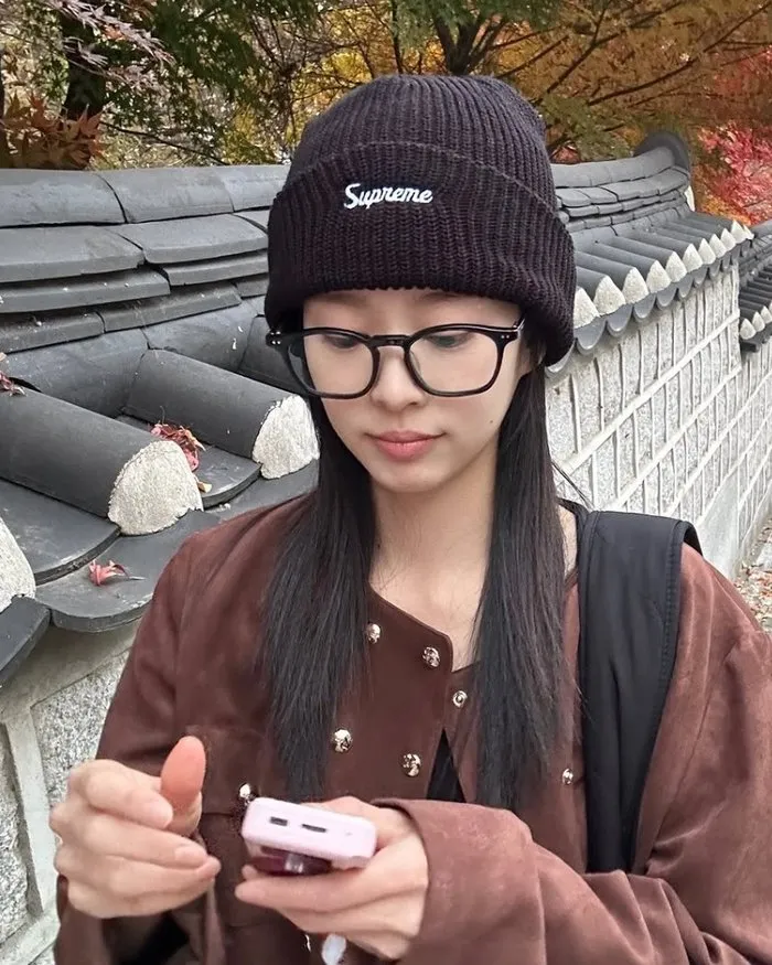 Kim Min-ju convierte su vida diaria en sesión de fotos con su impresionante look otoñal