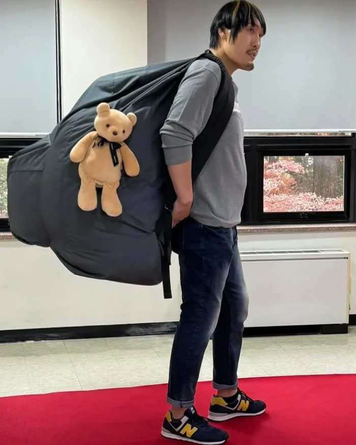 ‘Giant’ Choi Hong‑man Shows Off Unique Airport Fashion — Fans Focus on ‘This’