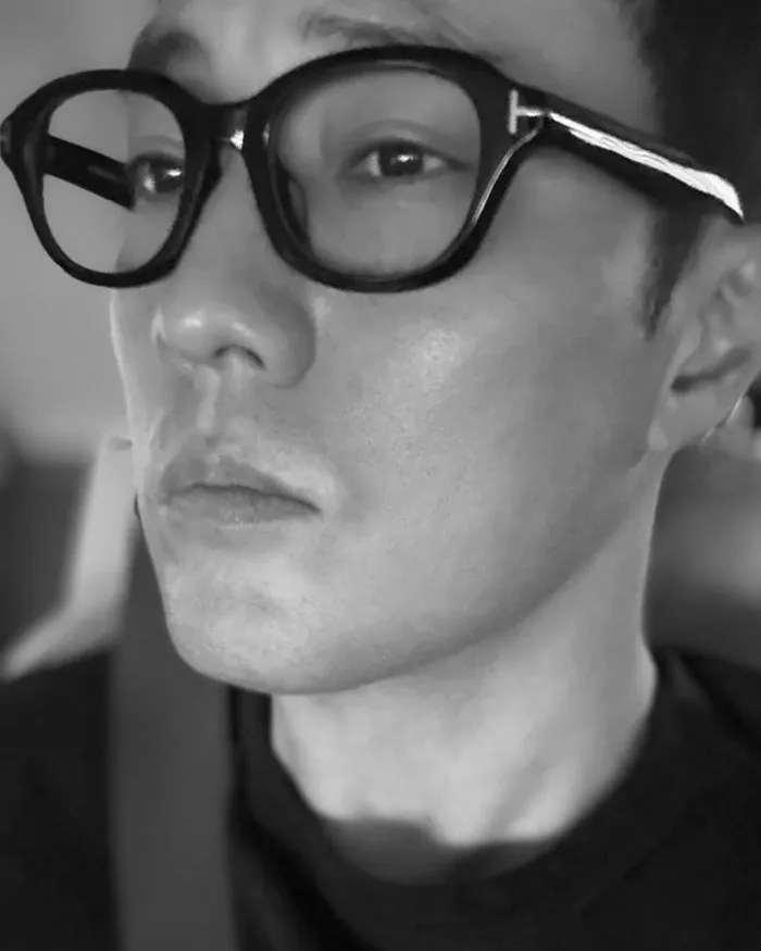 So Ji-sub se transforma en ‘Manager Kim’ y anuncia con un selfie: ‘Ha comenzado’