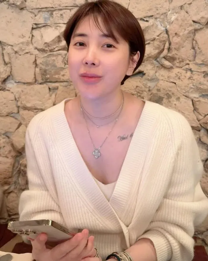 “Only Eating Veggies” — Seo In‑young Doubles Down on Diet After Removing Nasal Implant