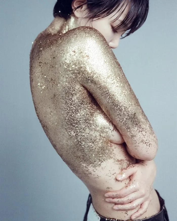 「イ・ギョンシルの娘」ソン・スア、イメージを覆す"強烈×大胆"なゴールドのセミヌードを公開