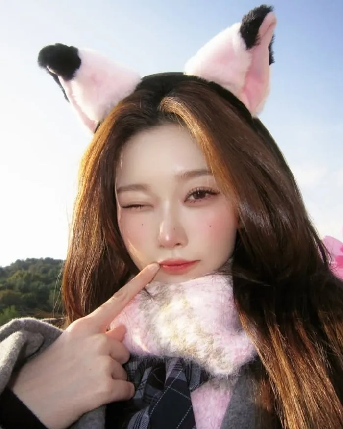 Tsuki de Billlie luce unas orejas de gato rosas y derrocha encanto refrescante