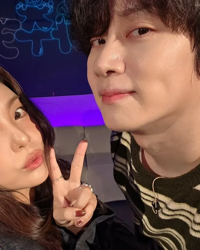 Super Junior’s Kim Hee-chul Snaps a Pic With Newlywed Ailee — “Congrats, Congrats, Congrats… What’s Up?”
