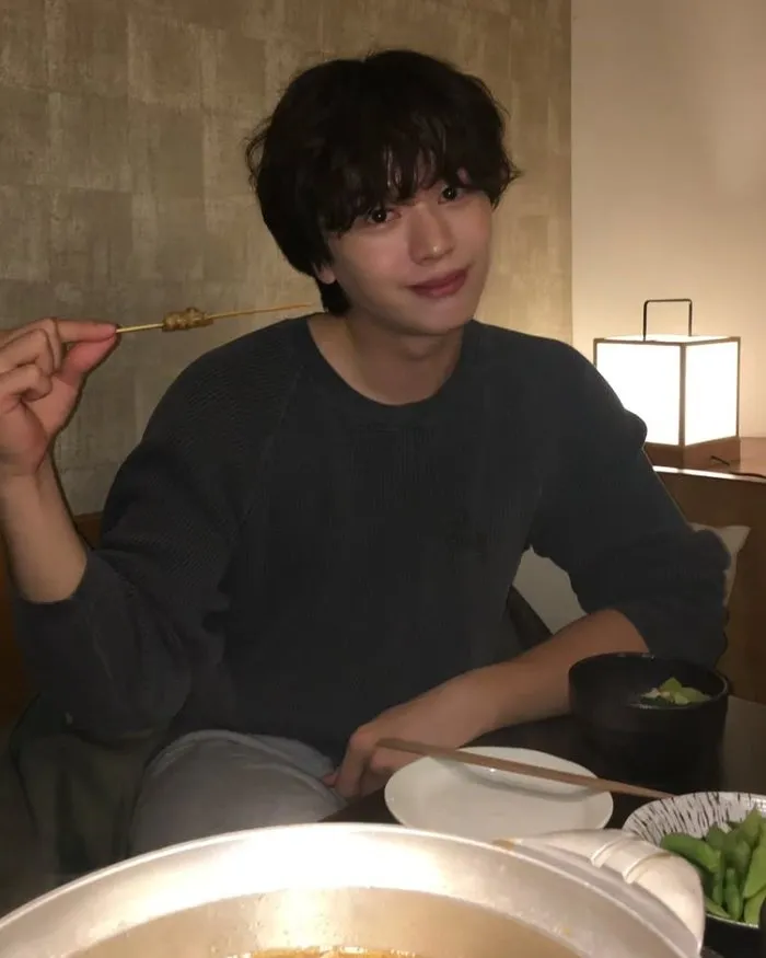 “¡Yook otra vez hermoso y apuesto!” Yook Sungjae deslumbra entre sombras con una belleza casi irreal