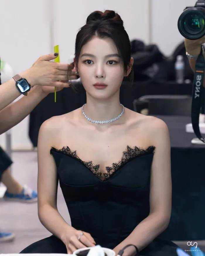 Shocking New Photos: Kim Yoo-jung’s Agency Drops Real-Life ‘Dear X’ Baek A-jin Visuals