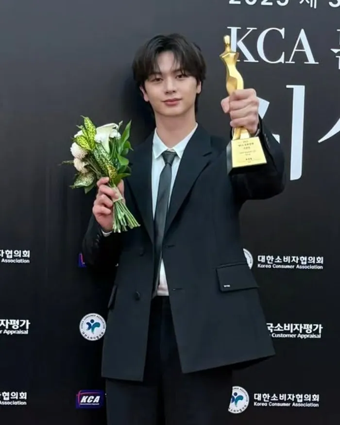 Yook Sungjae arrasa en la gala de ‘El Palacio Embrujado’ con un look impecable y adelanta sorpresas para el próximo año