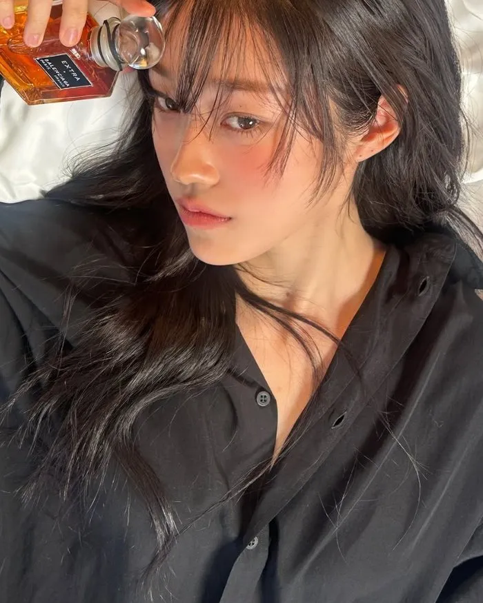 「世界一きれい」ノ・ユンソ、Bカットまでグラビア級…シックな「雰囲気女神」