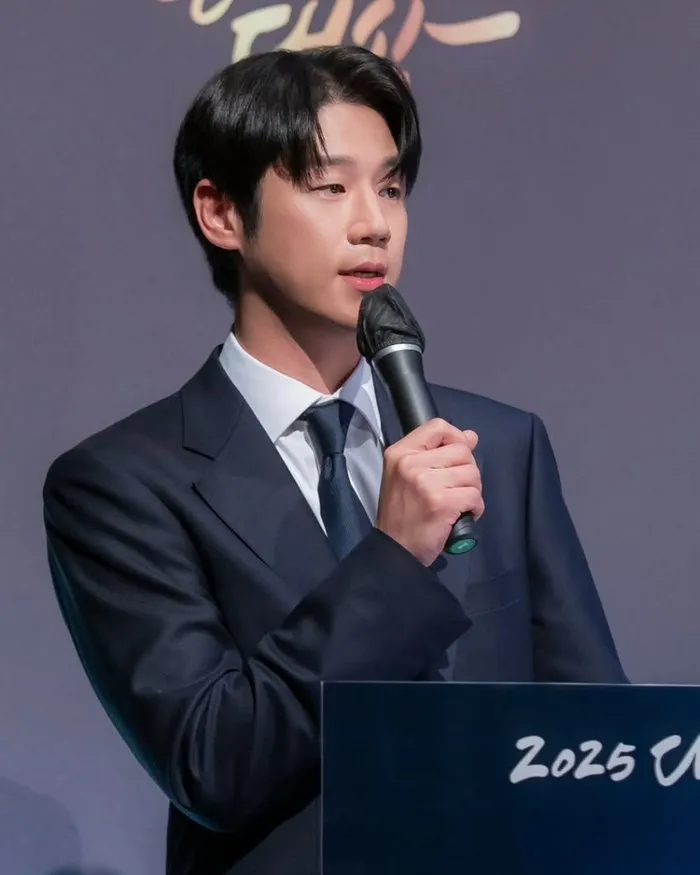 '유부녀킬러' 정준원, 데뷔 첫 시상식 MC…"못하는 게 뭐냐"