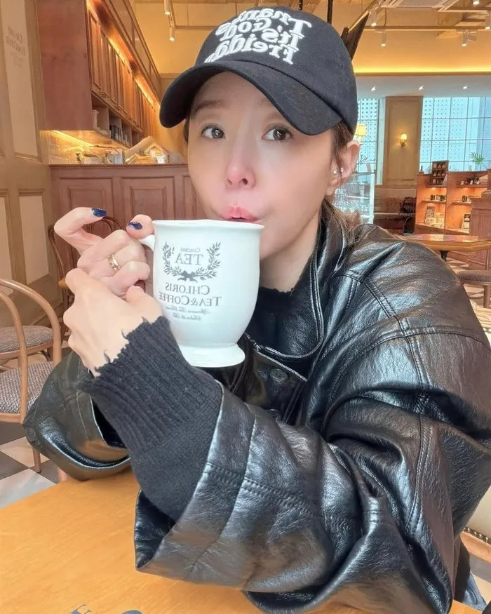 Koyote’s Moon-won and Shinji Enjoy a Quick Cafe Break — “Out and About”