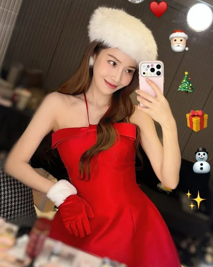 Jessica se transforma en una deslumbrante 'Santa girl' y enciende el espíritu navideño