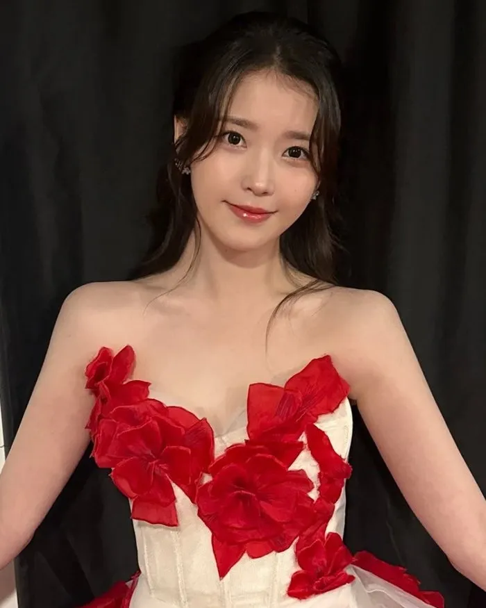IU Wins Top Prize for ‘When Life Gives You Tangerines’ — Fans Say “Even Her Face Wins Awards”