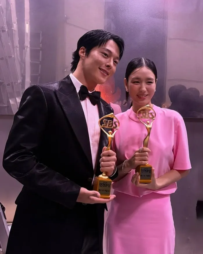 Jang Ki-yong and Ahn Eun-jin’s Award Night Two-Shot Sparks Dating Buzz