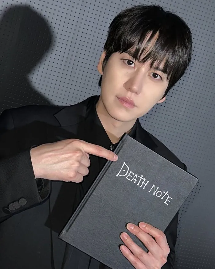 '미남 라이토' 규현, 스모키 다크 메이크업 '찰떡 소화'